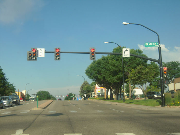Littleton traffic signal setup. With OVX.
You can also see like lots of other OVX's on Davit poles in the distance.
Keywords: American_Streetlights