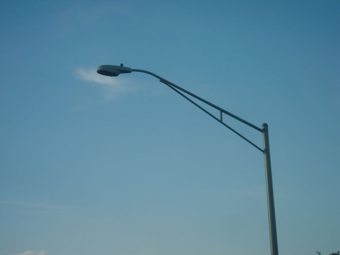 AE model 25.
Nothing really special. AE 25 on a truss arm. You see these EVERYWHERE in Denver.
Keywords: American_Streetlights