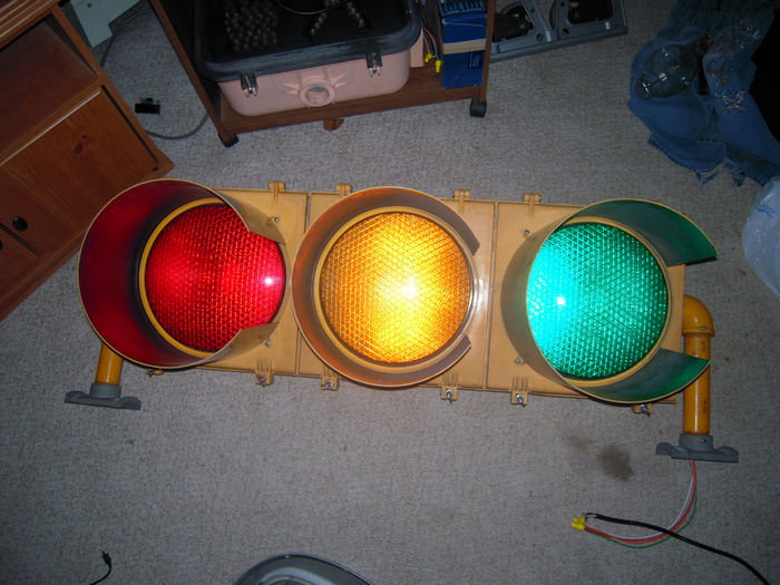 Traffic light lit up.
Nice and incandescent looking right? That's what I like about these modules.
Keywords: Traffic_Lights