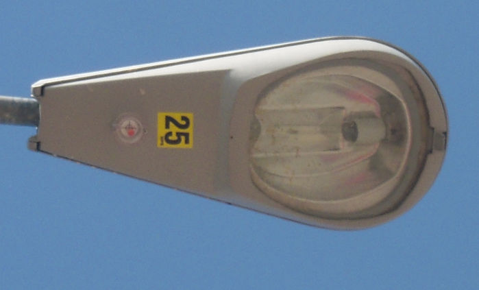 Closeup of a Cooper OV-25 FCO
Street side socket. O.o And the SAME Reflector as an OVD/OVY/OVF!

What a surprise, to me at least.

You can see the details in this pic!
Keywords: American_Streetlights