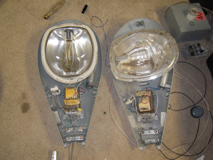 Both M-400 R2's
The housing and ballast of the one I found earlier, and the M-400 R2 I got like 6 years ago. xD

Well here is both of them, you see they are very similar. And there is the FCO reflector. I cleaned it off though.
Keywords: American_Streetlights