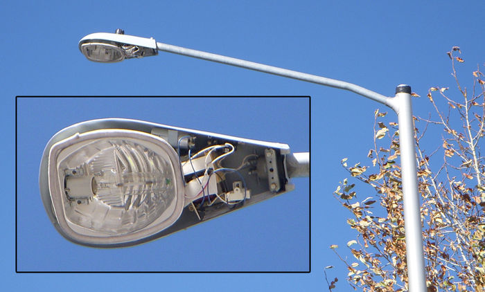 General  Electric M-250 R2 FCO with missing door.
Door is missing on this fixture, got a clear shot of the inside! Looks similar to how my M-250 R2 was set up when I got it 2 years ago.

This is located in Breckenridge, Colorado.
Keywords: American_Streetlights