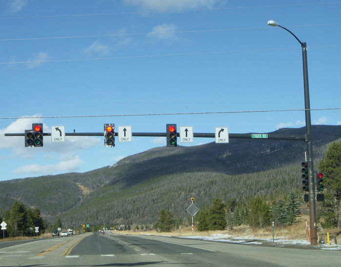 Traffic signal ith M-400 R3.
Here is one traffic signal with an M-400 R3 on it. Nothing special. Mountains are big in the background. xD

This was taken just outside of Breckenridge, Colorado.
Keywords: American_Streetlights