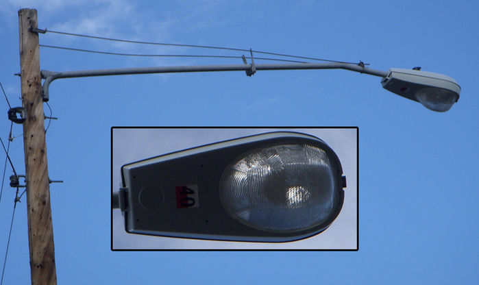 General Electric M-400 R3.
Another one of the pulse start Metal Halide fixtures.

This replaced an M-400 R2 a while ago.
Keywords: American_Streetlights