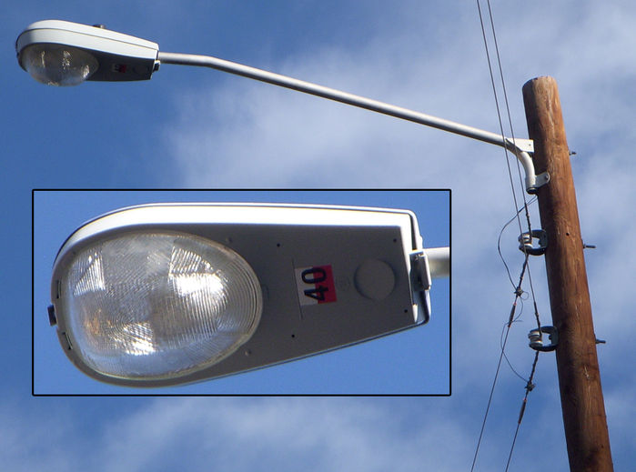General Electric M-400 R3.
Here is a Pulse Start Metal Halide M-400 R3 with a clear Mercury Lamp in it.

I think they probably disabled the ignitor to do this. I hope.
Keywords: American_Streetlights