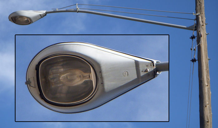 1960's GE M-400 without refractor.
With a nice clear Mercury Lamp!

Sorry for the blurry side-view pic... I took the same shot like 5 times and they all came out blurry! D:

Anyway, this is 1960's? This one you can see the latch easier...

Keywords: American_Streetlights