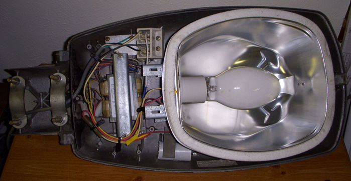 Crouse Hinds OV-15 (L-150) Internals.
Here is the new light on the inside. I used that MV/MH ballast that was formerly in the M-250 R2 because I thought I wanted to make this more.... Old-like. xD

In it right now is a clear Sylvania MV lamp. Which lights up very well!

I also wired it neat and used those crimper wire things to wire this. So no wirenuts at all!
Keywords: American_Streetlights