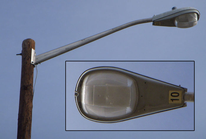 General Electric M-250 R2.
A bit closer view of the light and arm itself.

100 watt HPS lights are used frequently in Xcel energy residential areas. Not 150 or 70. Just 100 watts.
Keywords: American_Streetlights