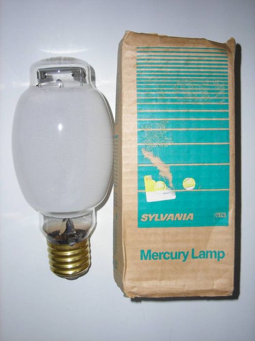  GTE Sylvania 175w DX Cleartop Mercury Vapour
Here's a Sylvania 175W cleartop MV lamp like the one in Darren's collection. I found this one new sitting on the shelf of a Home Hardware store. I think this lamp dates to around March 1981 (Code SR 003).
Keywords: Lamps
