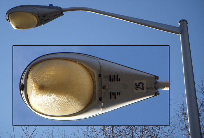 General Electric M-400 A with plastic refractor.
One of the commonalities of Colorado Springs. An M-400 A. Most have glass refractors but you do find some with plastic ones. This one is browning out and looks dirty.

I wonder who made these Lenses, and are they acrylic?
Keywords: American_Streetlights