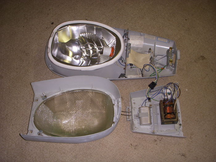 M-400 A3 insides.
Here is the insides, pretty straight forward. Small ballast, Heavy refractor.

Thanks Darren!
Keywords: American_Streetlights