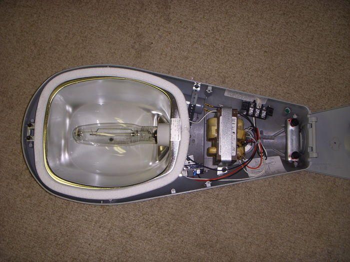 Inside the new 250 watt 115.
Here is the inside of it. Doesn't look anything special. xD Just a much bigger ballast and the bracket looks kinda weird.

Haven't lit it up yet but I plan to soon.
Keywords: American_Streetlights