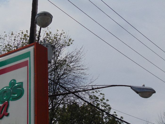 Dual General Electric M1000s. 1000 watt MV
Franco's Pizza on Payne St. in North Tonawanda, NY.
Keywords: American_Streetlights