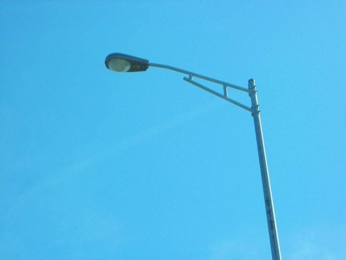 AE 125 On a Truss Arm. 
These type of poles and arms used to the standard from the 1960s to the early 90's for freeway lighting in Ontario, these "truss lights" are no longer installed since the MTO prefers using highmast lights for freeway lighting. The few cobraheads used for freeway lighting are now mounted on tapered E arms.  
Keywords: American_Streetlights