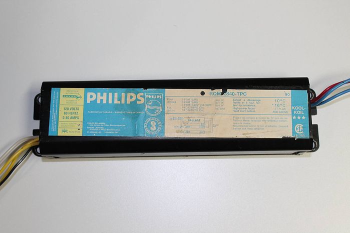 Philips RS Ballast
Also from Restore, here's a Philips full power F40T12 ballast from the 80s. These Philips ballasts were quite common here in Canada until the late 90s. Note that unlike the US equivalent models, the Canadian ballasts tended to also list 30w 3 footers in addition to the standard 4 foot 34w and 40w lamps. This one can also run 32/40w circline lamps too.  
Keywords: Gear
