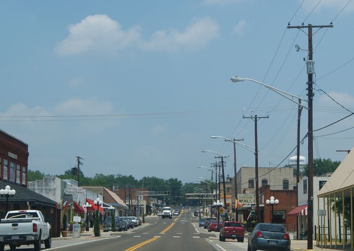 Lots Of Truss Arms!
Downtown Gladewater,Texas - US HWY 271.


as you can see Gladewater has a very Traditional looking downtown....what would look more accurate is Grey Scale Photo,Old Cars,and Remote ballasted Form 109's on Ornate Upsweeps!
Keywords: American_Streetlights