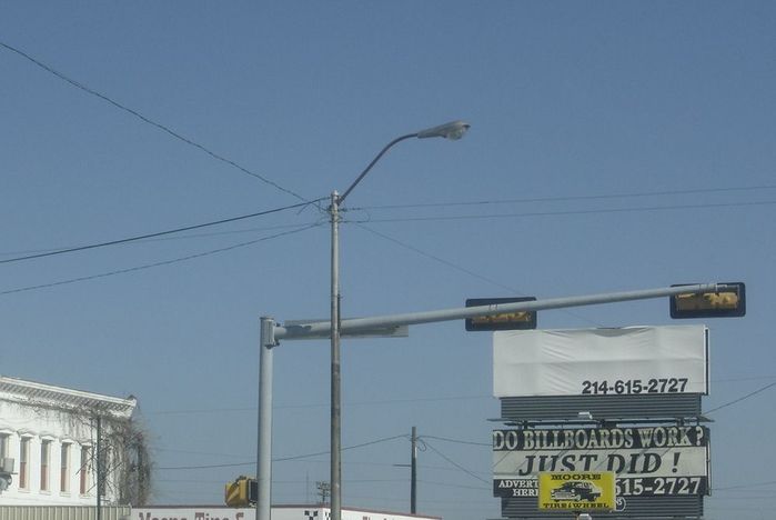 Traffic Signal with a Silverliner Hovering Above it...
Corsicana,Tx
Keywords: American_Streetlighting