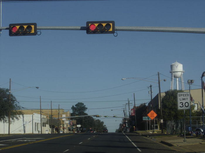 Nice Scene of Downtown Lindale Texas Showing Some signal lights and the older streetlights
You Can See Several Old Remote Ballasted OV-25 Fixtures............the Newer AE Fixture to the Right Replaced a Crouse Hinds OVM..which was 400 Watt MV
Keywords: Traffic_Lights
