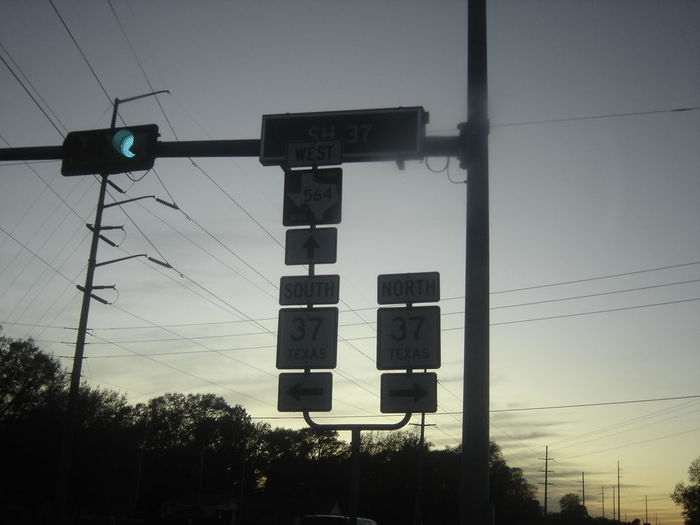 Fluorescent Road Name Sign,Signal on Green,Road Sign against a Sunset.
Mineola,Tx
Keywords: Traffic_Lights