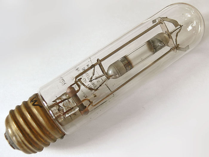 Mercury Cadmium Lamp
For use on type H4 transformer - made in USA

Can someone tell me when this lamp was made? The resistance looks very old!
Keywords: Lamps
