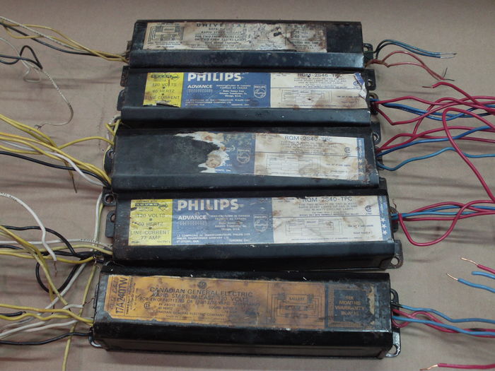 Trashy ballasts from last year's dumpster diving season
These are some 2XF40T12 ballasts that are defective to some degree. From top to bottom:

- Universal Safe-T-Fuse from 03/77. Completely dead (fuse open)
- (X3) Philips-Advance from 01/75, 02/75, 01/75. Working with ground fault
- Canadian General Electric from 02/79. Completely dead

For now those ballast sit with burnt out lamps, and I still don't know what I'll do with them.
Keywords: Gear