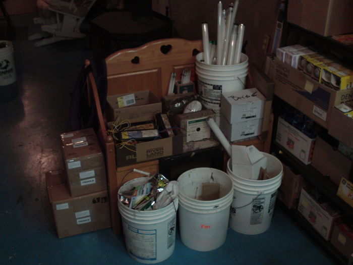 Trash area
All my trash, and especially burnt out lamps and ballasts, goes in that area. I also forgot to remove those two boxes at left before taking the pic LOL. I won't throw them away ;-) , these are some stuff I'll soon ship.
Keywords: Miscellaneous