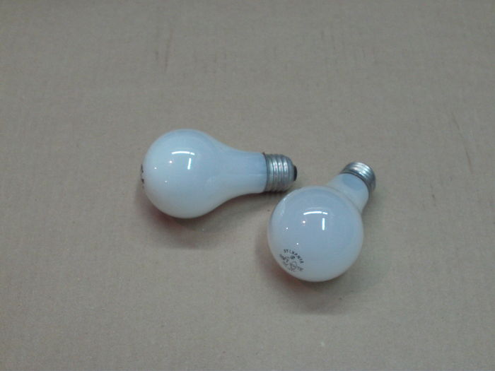 Sylvania 60W Soft White bulbs
Two specimens found separately at the recycle centre. They have an unssuported CC-8 filament.
Keywords: Lamps