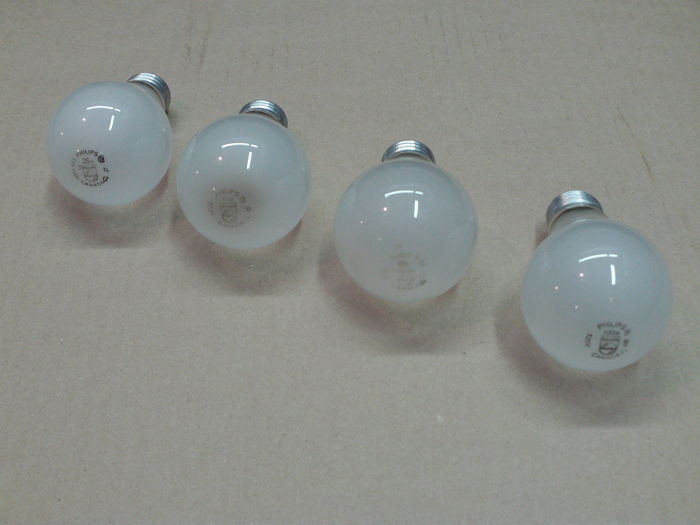 Canadian Philips inside frosted bulbs.
Here are the Canadian  25W, 40W, 60W and 100W Philips IF bulbs, from left to right.
Keywords: Lamps