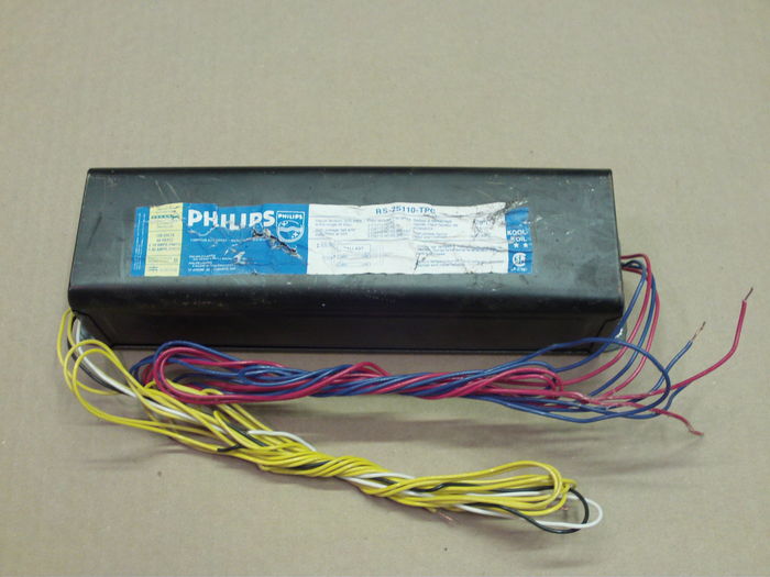 Philips RS-2S110-TPC High Output ballast
Pretty big ballast from a wrecked 8 foot fixture. All lampholders but one were also wrecked, I still have them though. With no lamps, no sockets and no fixture for that ballast, I can't test it LOL. I assume it still works.
Keywords: Gear