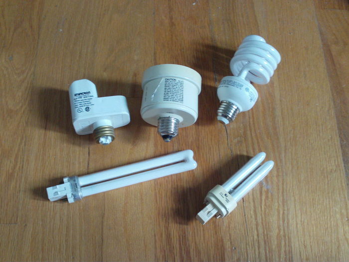 New stuff from the recycling centre!
These were buried under dozens of non-working CFLs. I also grabbed over 10 CFLs that were repairable, 6 of them are now working!

First, an Enertron 3700 PL adapter, still works like a charm!

I got two of the big round adapters. They came with the SLI /841 PL pictured (+ another one not pictured). The GE Biax F13BX/SPX41 at left works good, but it flickers a little bit, typical of PLs though.

Finally, the GE daylight CFL works too! I was close from getting a 10W version repaired, but I broke the tube when I assembled back the CFL... : /
Keywords: Lamps