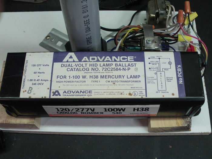 Advance H38 F-Can ballast
This nice ballast arrived this morning with the MAZDA lamp! It has exactly the same size as a HO fluorescent ballast.

The wires are a bit short, but I can easily deal with it, considering the price I paid for it!
Keywords: Gear