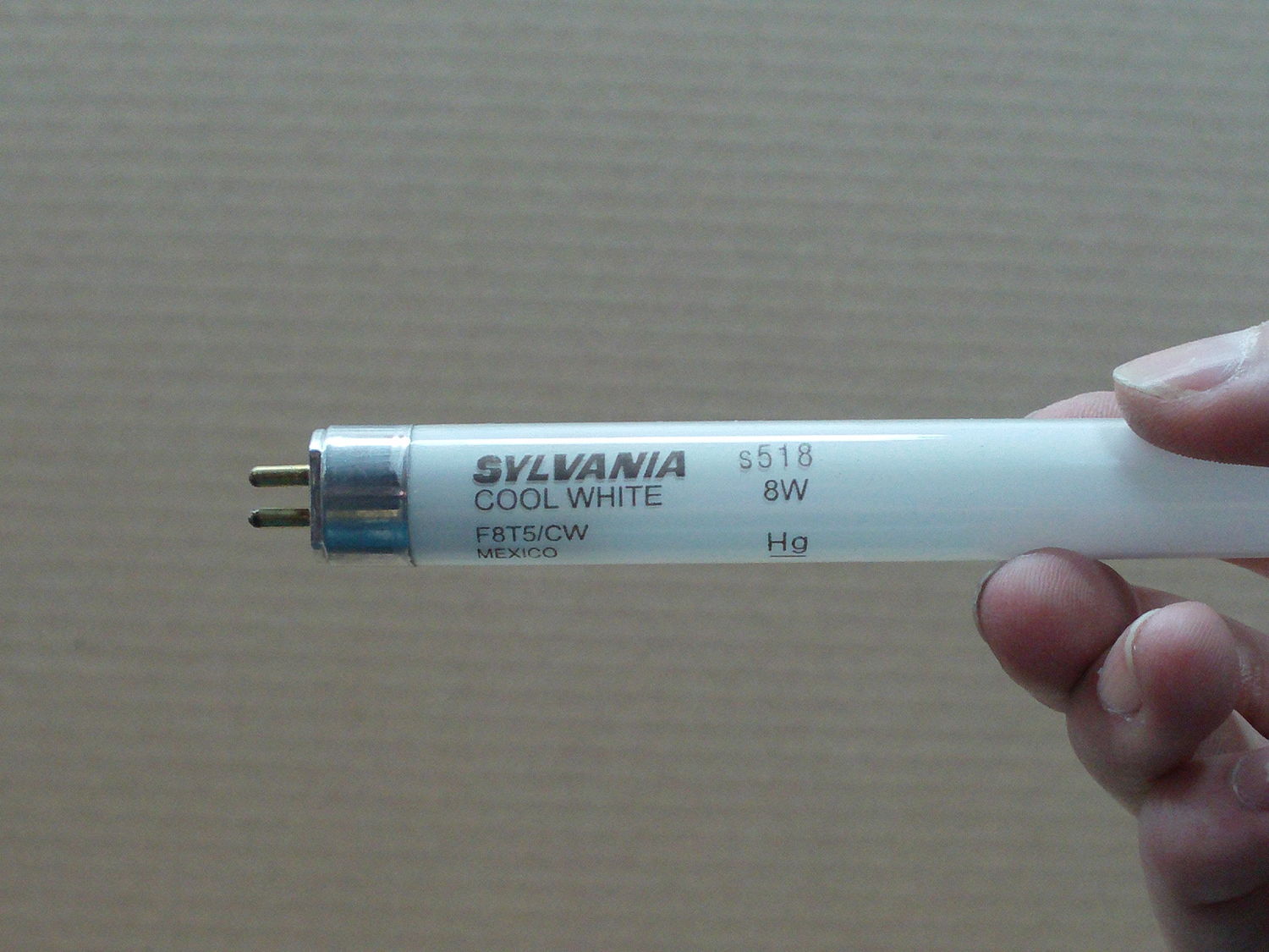 Sylvania F8T5/CW
Probably well over the 100th F8T5 that comes in my workshop. 40% of them kicked the bucket, but most them are now packed, each one in its individual Philips TL sleeve (along with a few Sylvania GTE sleeves). I found this one recently at the recycle centre. I didn't test it so far.
Keywords: Lamps