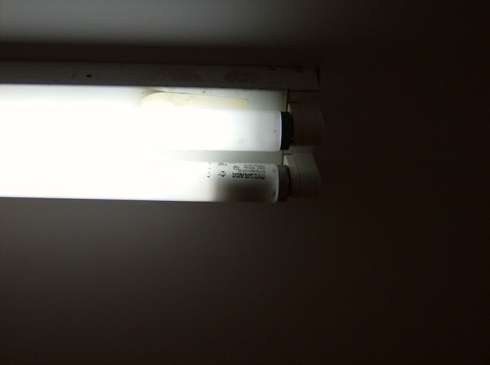 Nearing EOL!
This pic is 5 years old, so it is very likely this tube is long gone! It's a Sylvania F96T12/CW/SS that was close to EOL. I don't remember if it was rectifying...
Keywords: Lamps