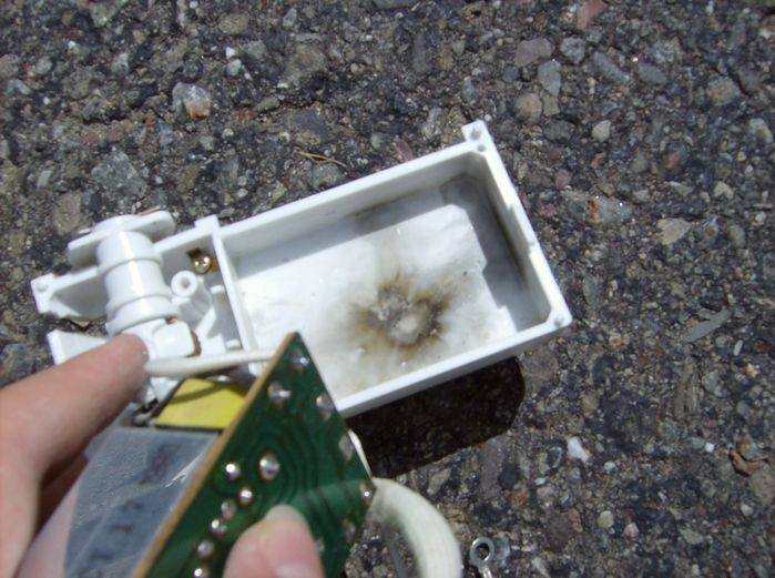 Eww!
Old pic from 2008 I ended up never posting LOL. I was taking apart some 50W MR16 halogen spotlights and the casing of that electronic ballast was pretty crunchy looking!
Keywords: Gear