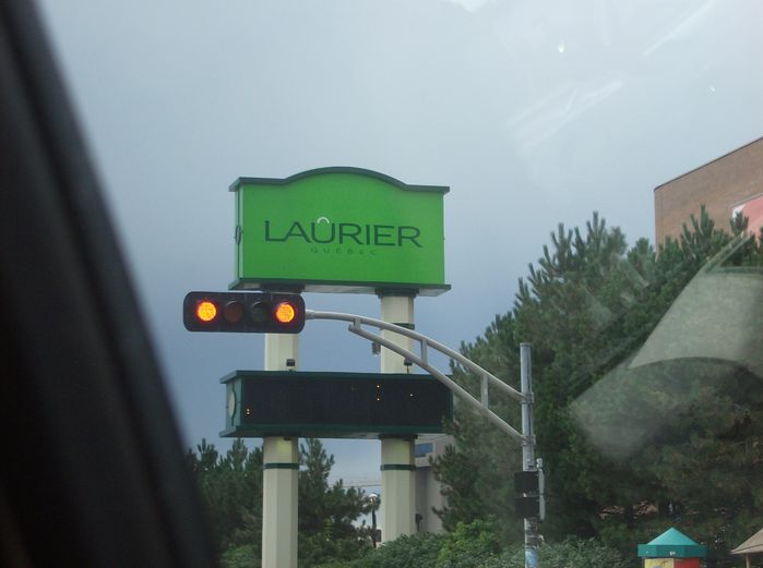 Traffic light and Place Laurier's sign.
I took this pic near Place Laurier, the biggest shopping mall in Quebec City. Note the few stuck bulbs on the scroll text display. I happened to take the pic between two messages, that's why it doesn't show anything.
Keywords: Traffic_Lights