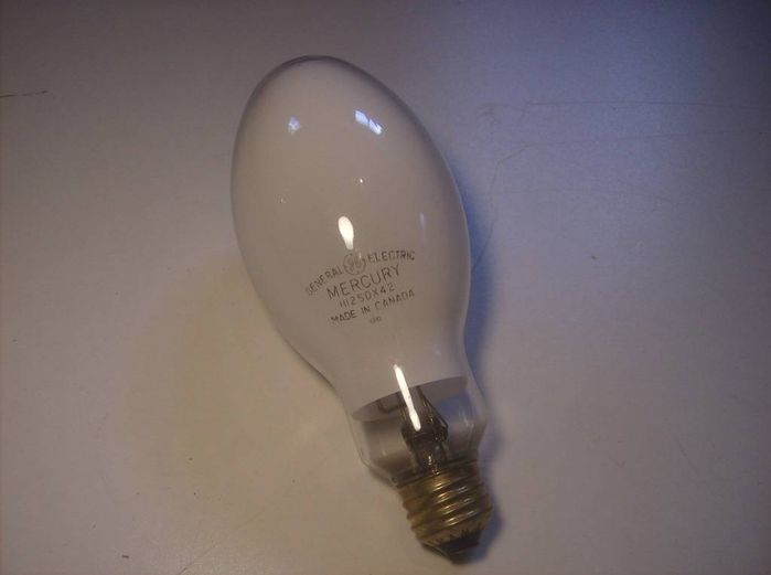 General Electric H125DX42 mercury vapour lamp from 1978.
A nice mercury lamp I got last year in a dumpster among other lamps. I still can't test it, I would need a 100W H38 ballast, or better, a 125W H42 ballast!
Keywords: Lamps