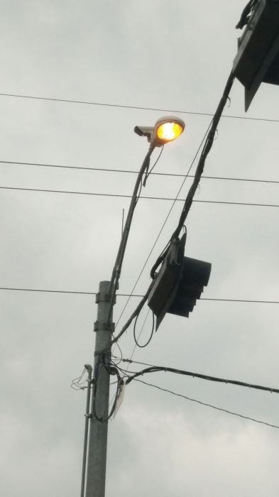 A dayburning Cooper OVW (OV-25) FCO 250w HPS streetlight (GONE)
This is near a intersection at FM 2920 at Telge Rd.
Keywords: Lit_Lighting