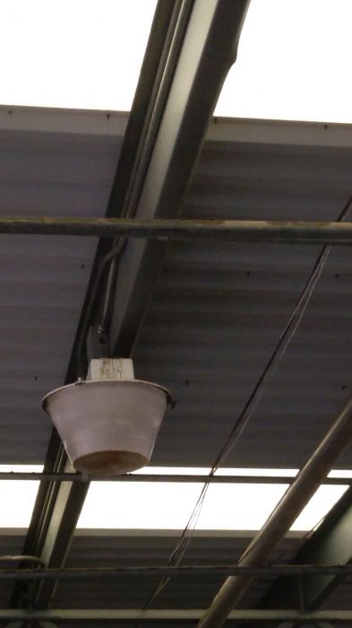 Some type of low bay fixture?
I don't know who made this fixture, lamp type, or wattage. This is at a Homedepot.
Keywords: Misc_Fixtures