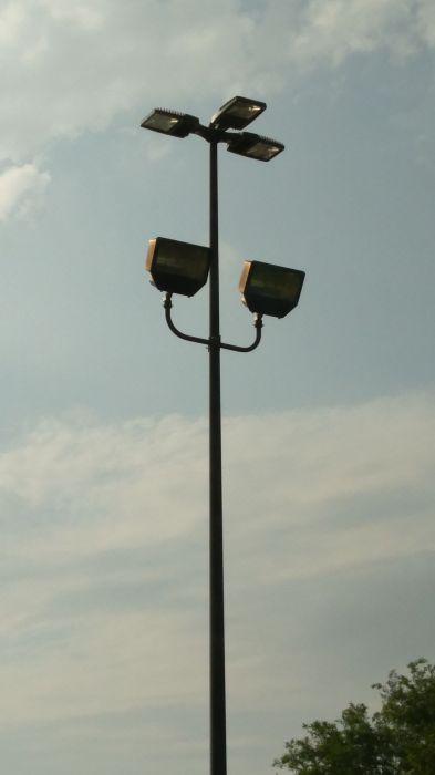 Unknown floods with GE Evolve fixtures above
At a Walmart parking lot.
Keywords: Misc_Fixtures
