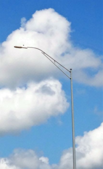 Cooper Verdeon (A.K.A The Crap Shovel) LED streetlight
These are UGLY! And they're starting to become common in my area. They look like crap shovels!
Keywords: American_Streetlights