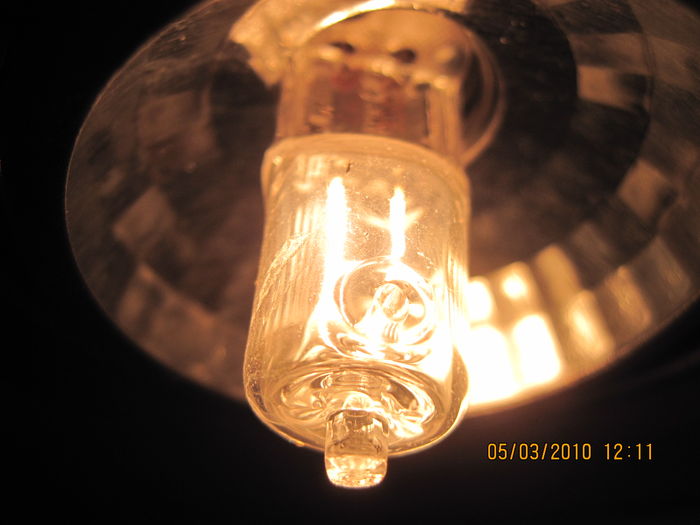 A typical 230V halogen capsule in the bathroom of my father home.
Unlike the ones from North America, this lamp had to have 2 filaments because of the higher voltage of our mains electricity: 230V.
I don't know why the european incandescent lamps don't uses this mothed of filaments, like the 230V halogen capsules to take the advantages of the US vertical filament. But i think that this is a relatively new technology in Europe to have a mains voltage capsules, and also incandescent lamps with two vertical filaments will be expensive.
This specific lamp was made in China. Like all mains voltage capsules, it contains a low gas pressure, meaning that the chance of the lamp to explode is minimal.
Keywords: Lamps