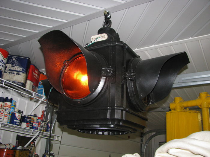 AGA Beacon
Distinctive visors on the American Gas Accumulator (AGA) signals This one was fully restored by a buddy of mine and recently added to Dave's collection
Keywords: Traffic_Lights
