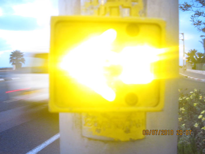 Another similar passing button in the junction on the highway that passes Haifa operating (LED are in on state)
The picture got blurred. But this is mainly due to lower shutter speed and not because the brightness, because these LED are truly very bright.
Keywords: Traffic_Lights