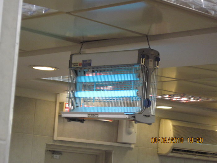 A bug zapper in a supermarket in Nesher center, with one lamp goes mercury starved (The upper lamps)
These lamps operated continuously 24/7.
Keywords: Misc_Fixtures