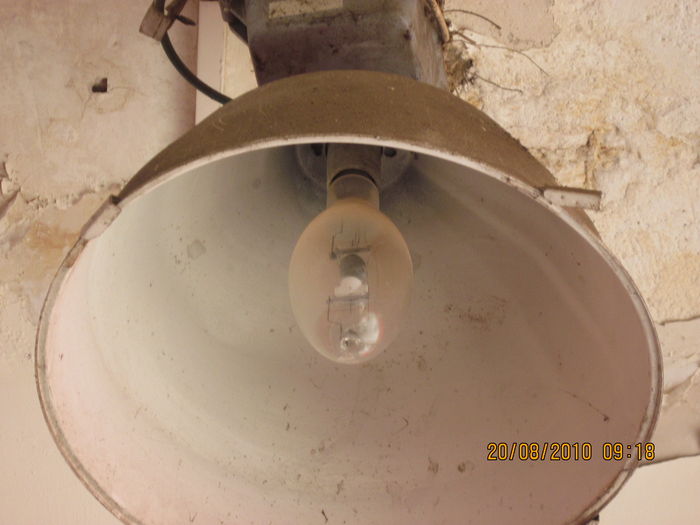 An american probestart MH lamp in the center of Shpritzak neighborhood, Haifa
This lamp operated on CWA ballast made by Eltam, Israel
This lamp is probably worn out and the arctube have much blackening compared to the european MH lamps when they are passed their rated life.
Why?
The base is E39 (Mogul) but the socket is E40 because this fixture was Israel made
Keywords: Lamps