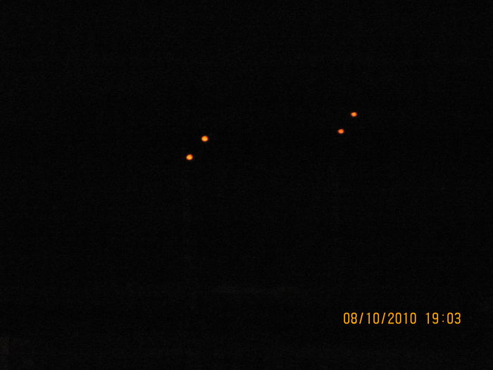 Red lights of the two preliminar train signals on the railroad near park Hecht
Their profiles aren't visible due to small shutter size.
They have three modes:
1. Both lights are orange: Stop!
2. Both lights are green: Go! (Drive).
3. One orange and one green: Limited speed.
Keywords: Traffic_Lights