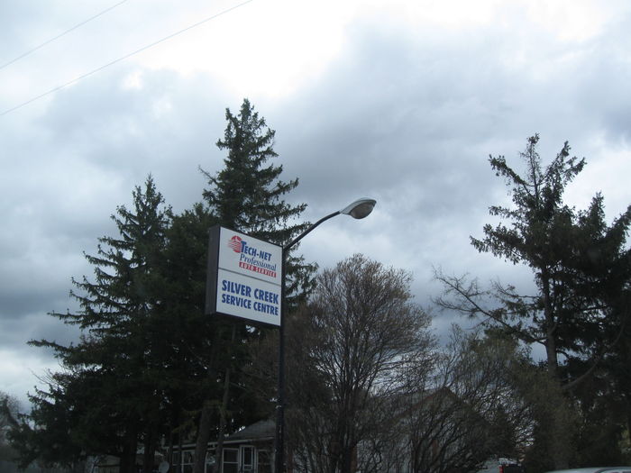 M1000 On A Sign!
This is a strange set up in my opinion, there is also a clamshell of some sort at the gas station and a HPS R7 on a cell tower. This M1000 doesn't work at night. 
Keywords: American_Streetlights