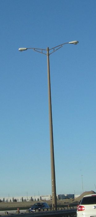I Want These Two!
And hope to get them, they will be coming down soon with the highway construction going on, I have talked to the contractor so hopefully I will get them plus a arm for myself and Joseph. Note the condition of the pole too!
Keywords: American_Streetlights