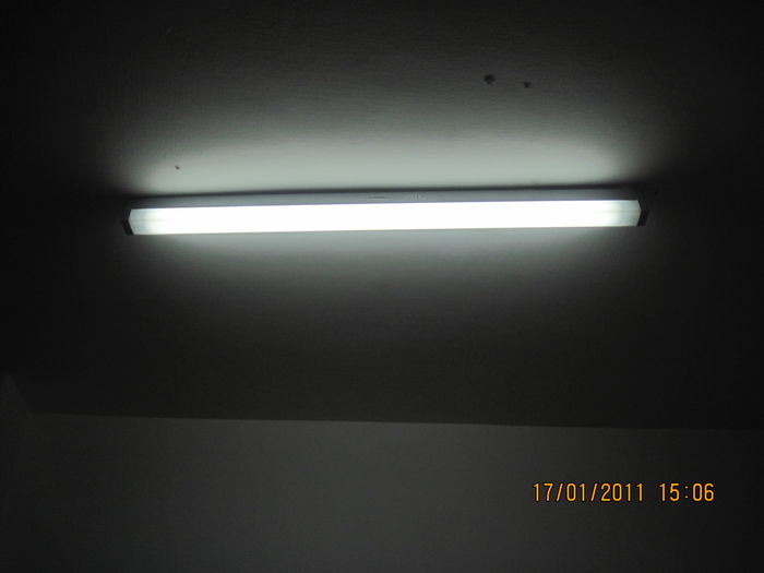 My new Hyundai HF fluorescent fixture for a single 21W T5 HE lamp in my room of our hostel
The original lamp branded Hyundai, and have 865 color.
It produce more light then my Philips Tornado 23W helical CFL lamp of the same color.
The lamp have an efficiency of 88.6 lm/w.
Keywords: Indoor_Fixtures