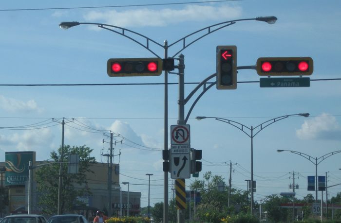 Quebec Traffic Signal Setup
This is the rather "strange" setup around the Montreal area.
Keywords: American_Streetlights